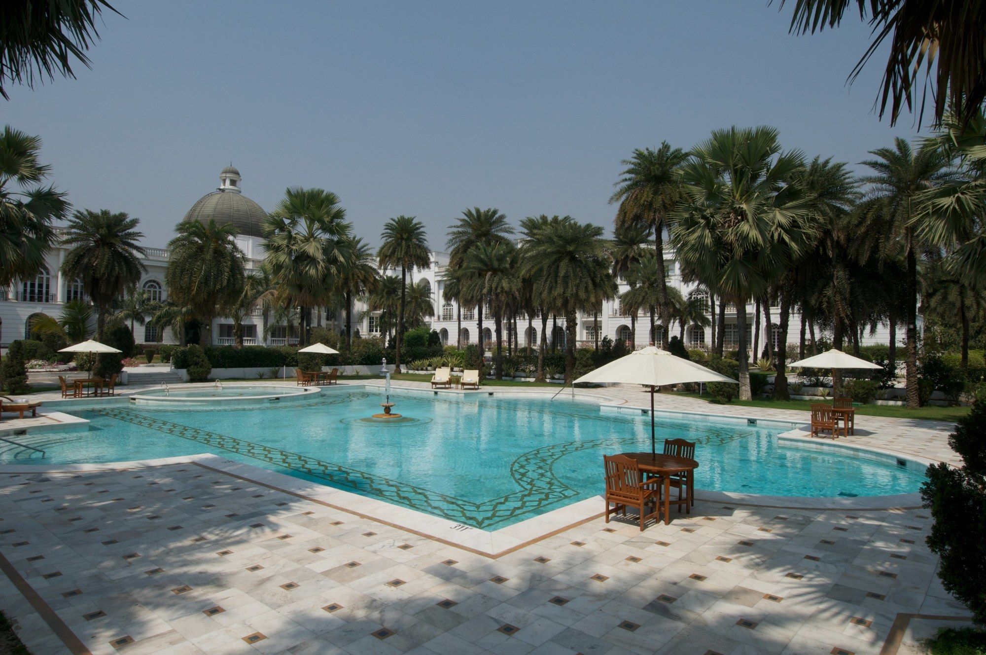 Taj Mahal Lucknow Hotel Екстериор снимка